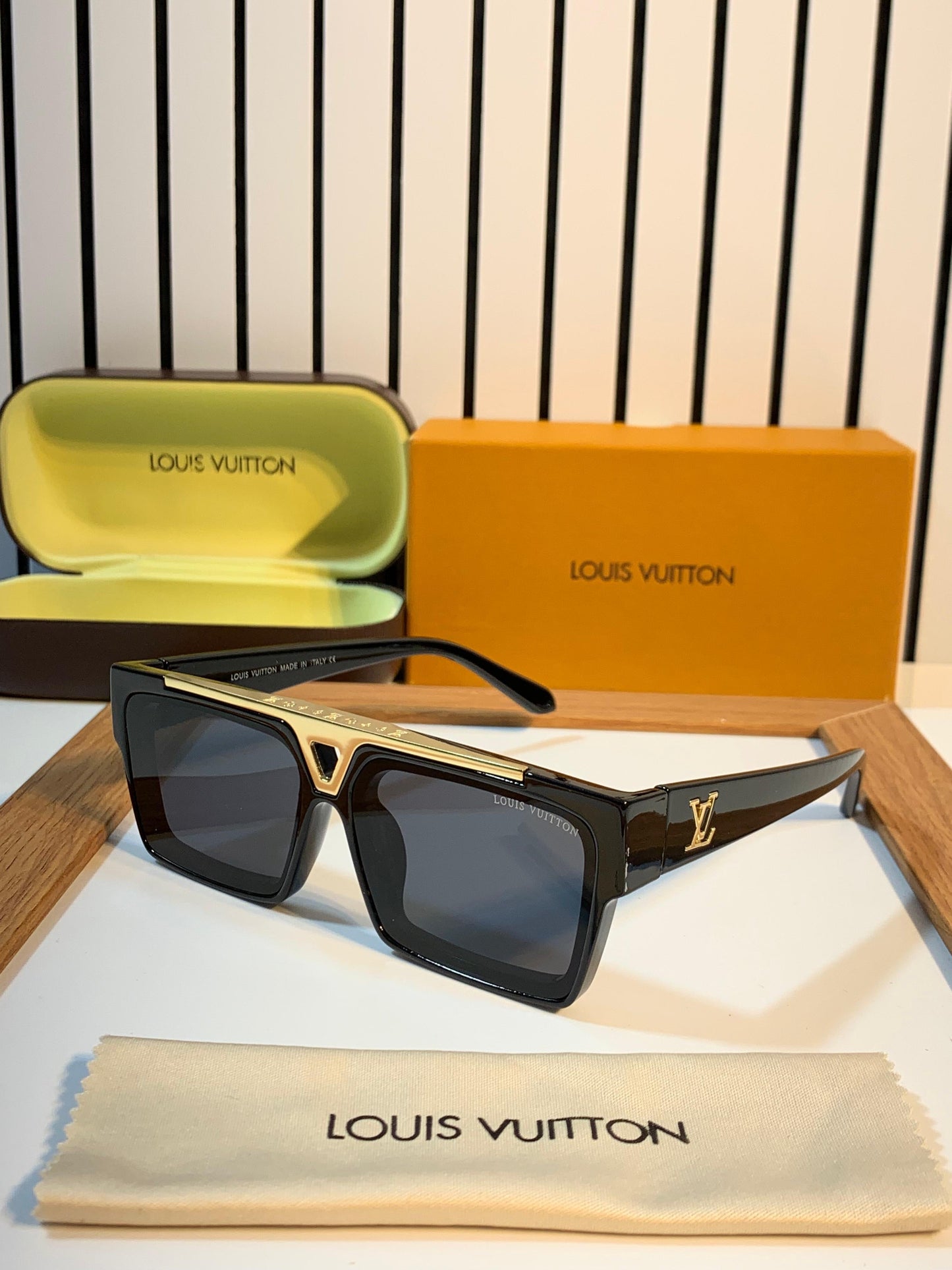 Lo_uis vuitton 1984 black gold